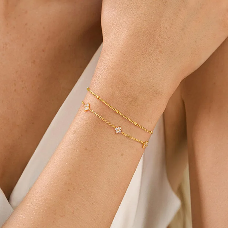14K Vergoldete Armbänder für Damen Zierliches CZ Kleeblatt-Blumen-Set Stapelbare Armbänder Geburtstags-Schmuckgeschenke für Frauen und Mädchen – Detail 2