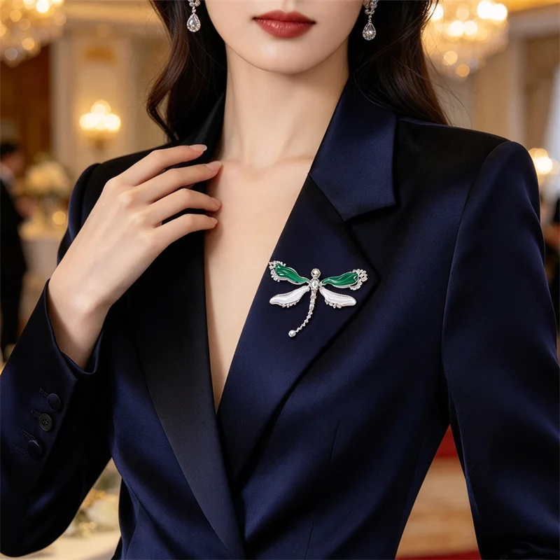 Luxury Green Zircon Dragonfly Brooch Rhinestone Brooches Pin for Women Suit Accessories Retro Floral Headpiece Christmas Gift