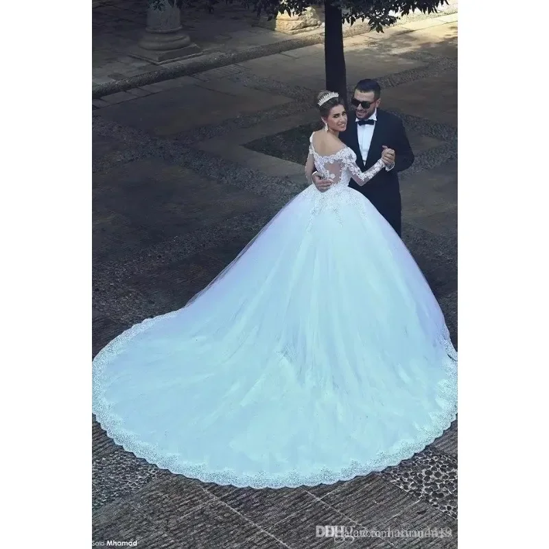 Maßgeschneidertes Brautkleid mit Herzausschnitt, langen Ärmeln, Spitzenapplikationen und Perlen, langes Kapellkleid in Übergröße, arabisches A-Linien-Hochzeitskleid