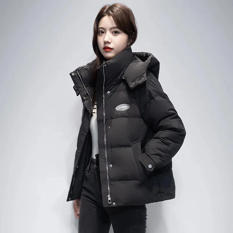 2025 Inverno New Chic Parka Giù Giacca imbottita in cotone Capispalla corto da donna Coreano Allentato Spessore Caldo Cappotto imbottito in cotone con cappuccio