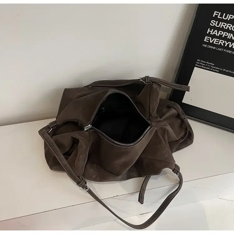 CEEKAY Damen Hobo-Tasche, dunkelbraun, Wildleder-Textur, große Schulterhandtasche, seitliches Schnallendetail, Reißverschluss, für den täglichen Pendelverkehr, lässig – Detail 23