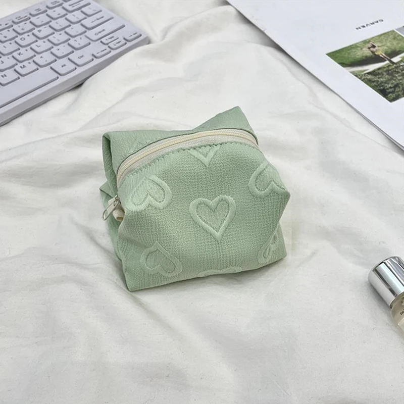 

Cute Minimalist Heart-Print Makeup Bag Small Square Cosmetic Organizer with Zipper Travel Toiletry Pouch for Girls/Women 〔2025E〕