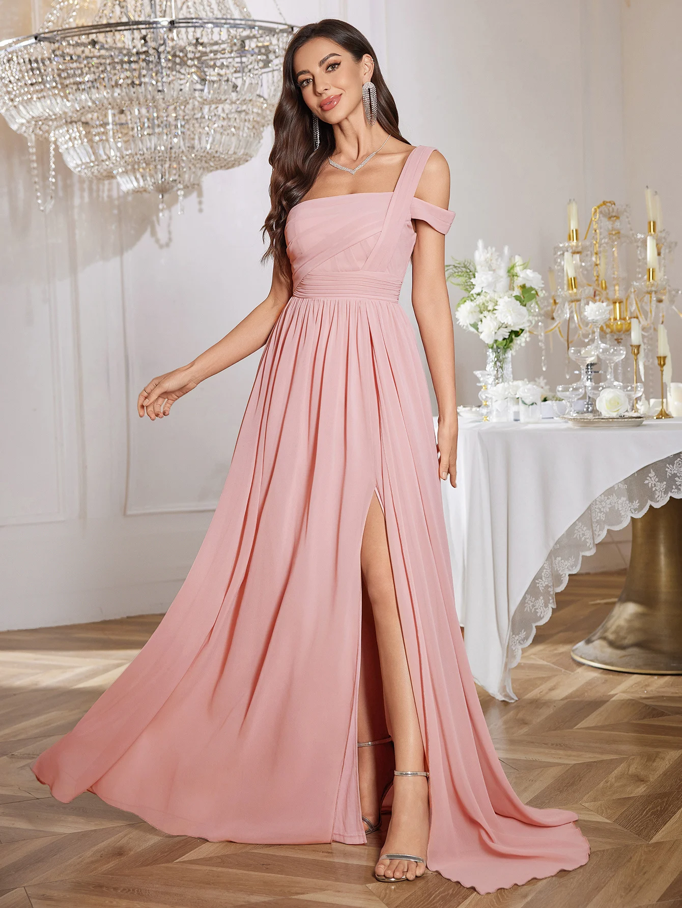 Robe de demoiselle d'honneur élégante à une épaule et dos nu, couleur unie, en mousseline de soie, taille froncée, fente haute, robe de soirée longue jusqu'au sol