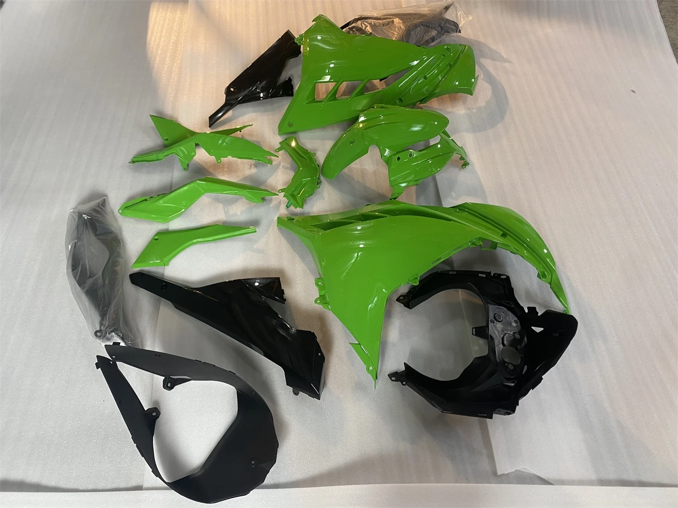 Motorcycle Fairing Kit Suitable for Kawasaki Ninja 300 13-17 Years EX300 ZX300 2013 2014 2015 2016 2017 Fairing Green Black