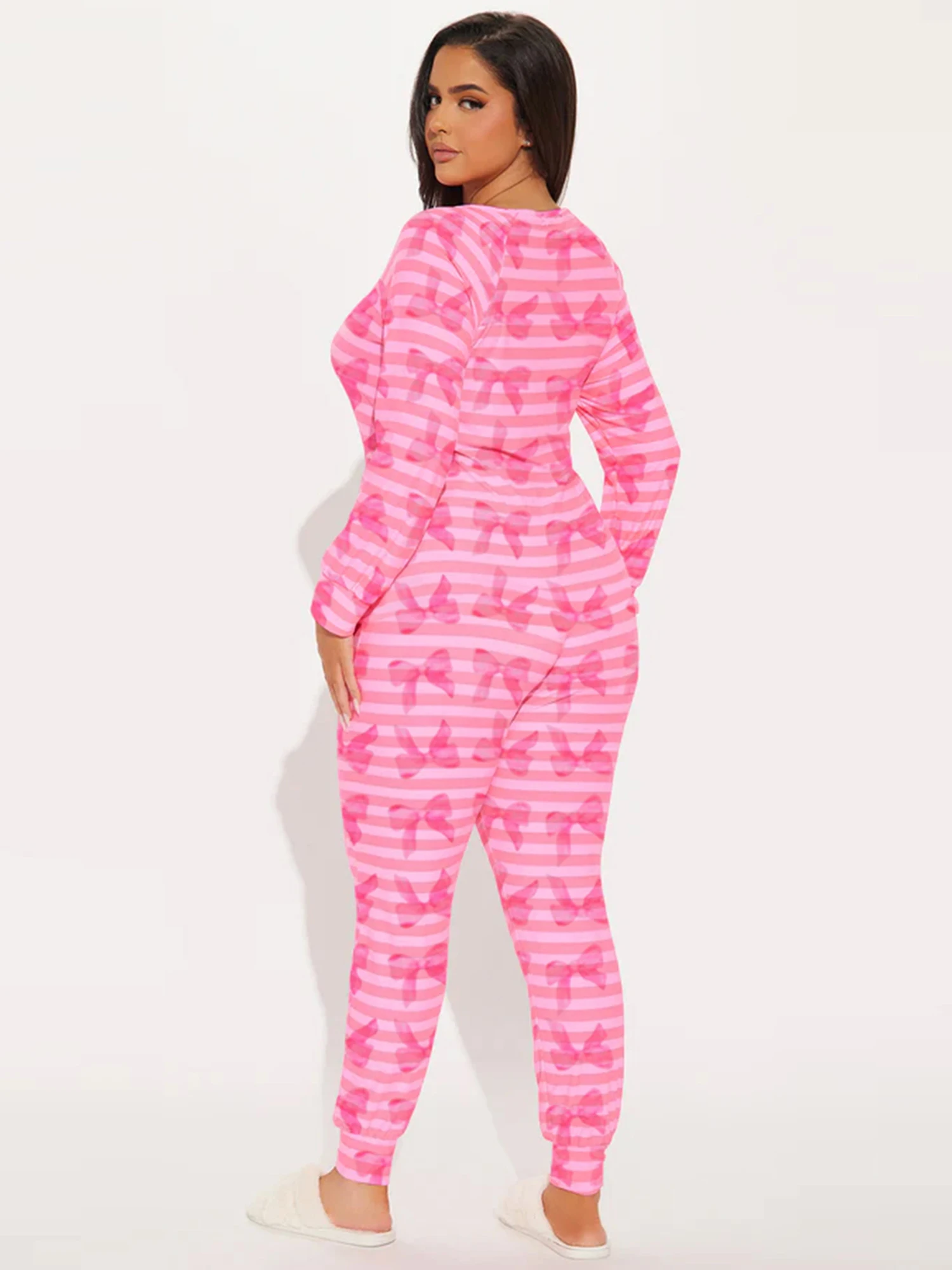 بذلة نسائية لعيد الحب أنيقة تناسب كاجوال مطبوعة على شكل قلب مخططة بأزرار لأعلى ورقبة على شكل حرف V وأكمام طويلة مع تفاصيل فيونكة