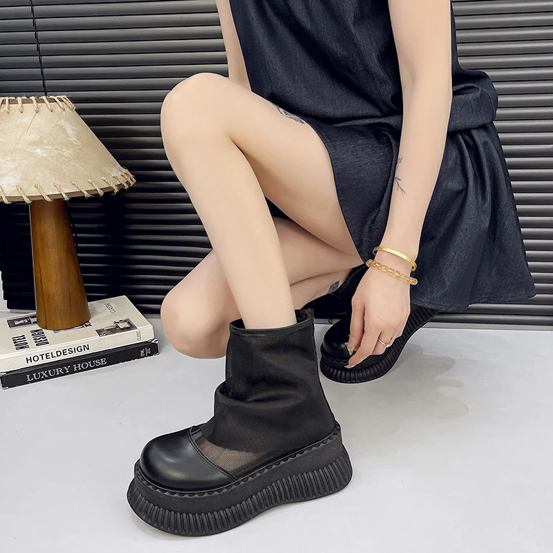 أحذية نسائية صيفية عصرية بسطح شبكي أحذية للنساء 2025 أحذية نسائية جديدة ذات قاع إسفنجي مفرغ قابلة للتنفس