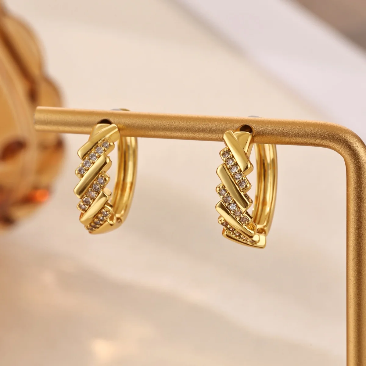 Zirkon-Stab-Huggie-Creolen für Damen, goldfarben, Edelstahl, geometrischer Ohrring, luxuriöser Hochzeitsschmuck, ästhetisches Geschenk