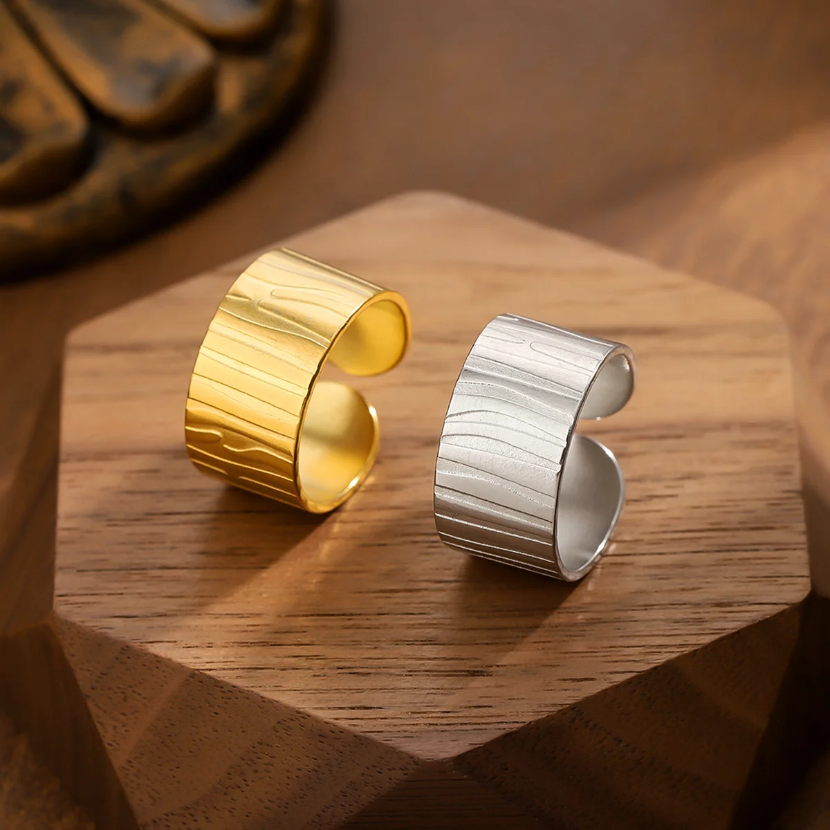 

Light luxury irregular corrugated stainless steel ring, waterproof and non-fading heavy metal, with adjustable finger ring