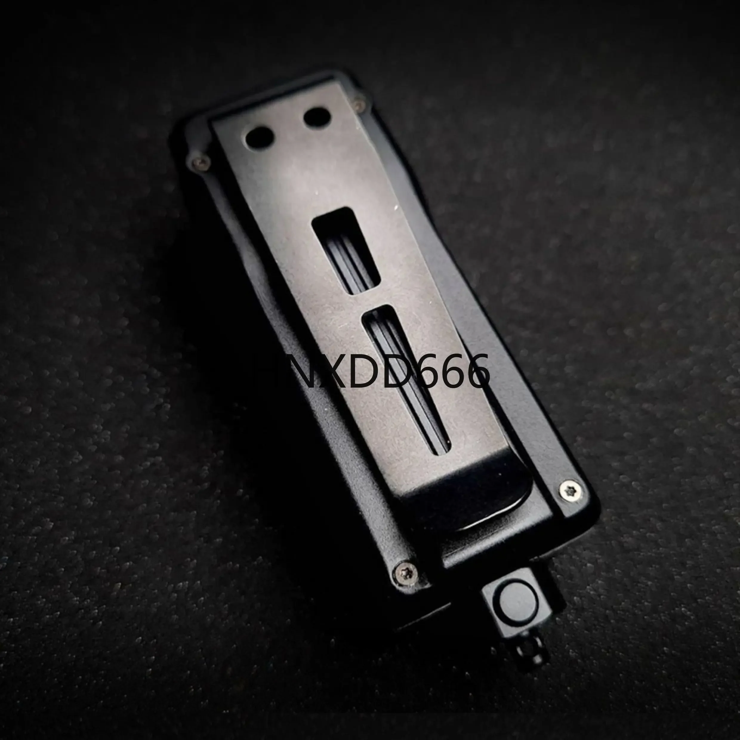 Mini keychain light, bright light flashlight, bright metal portable flashlight.