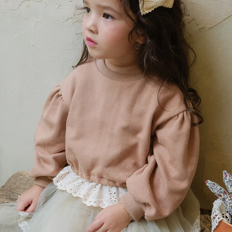

2025 Autumn Korean Children Girls Girls Hollow Embroidered Lace Hem Bubble Sleeve Short Sweater