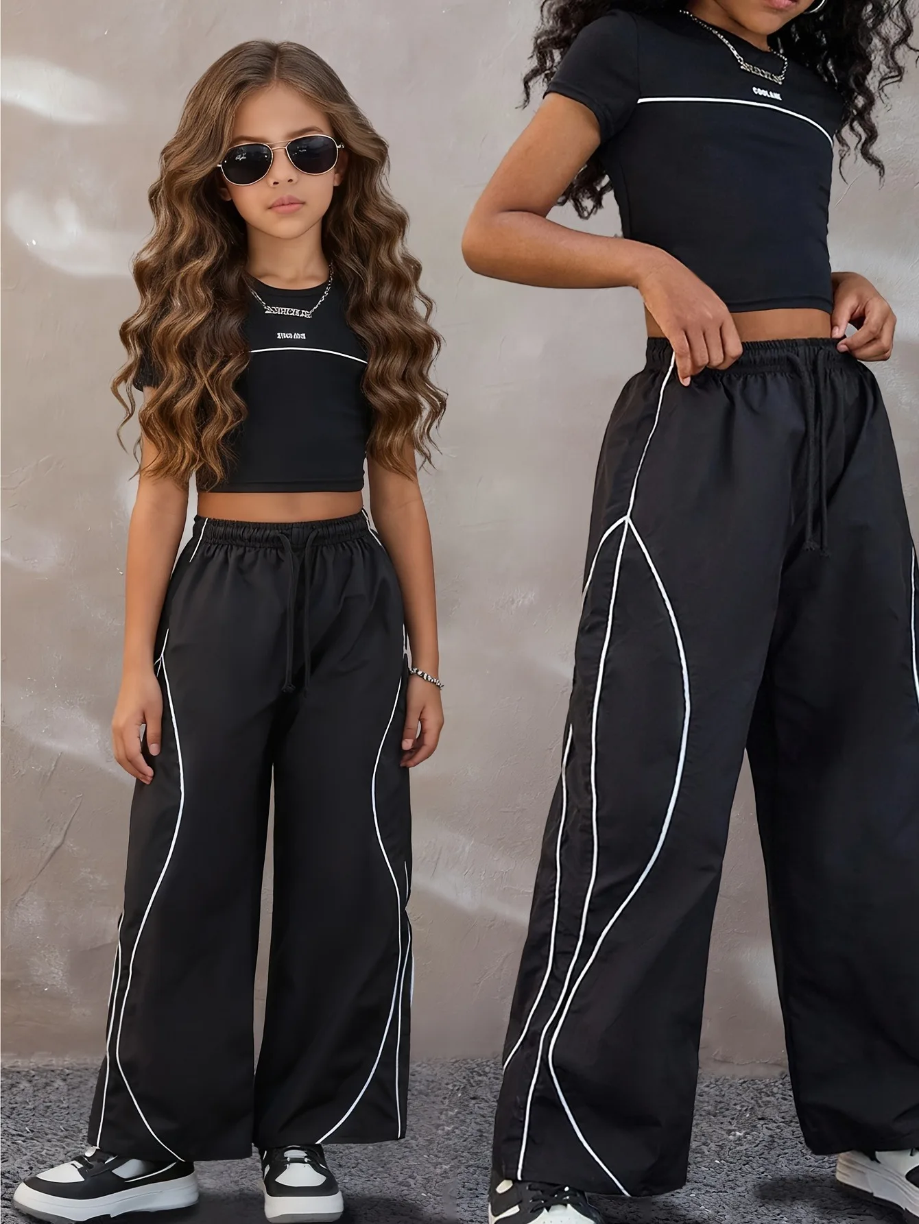 

Черный комплект из 2 предметов для девочек: укороченный топ с буквенным принтом и широкие брюки с контрастной окантовкой, детский уличный комплект одежды