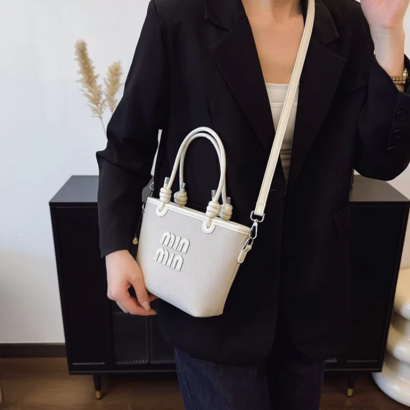 

Fashionable Ladies Hand Bags Made Of Fine Leather Featuring Trendy Paris Vintage Look​