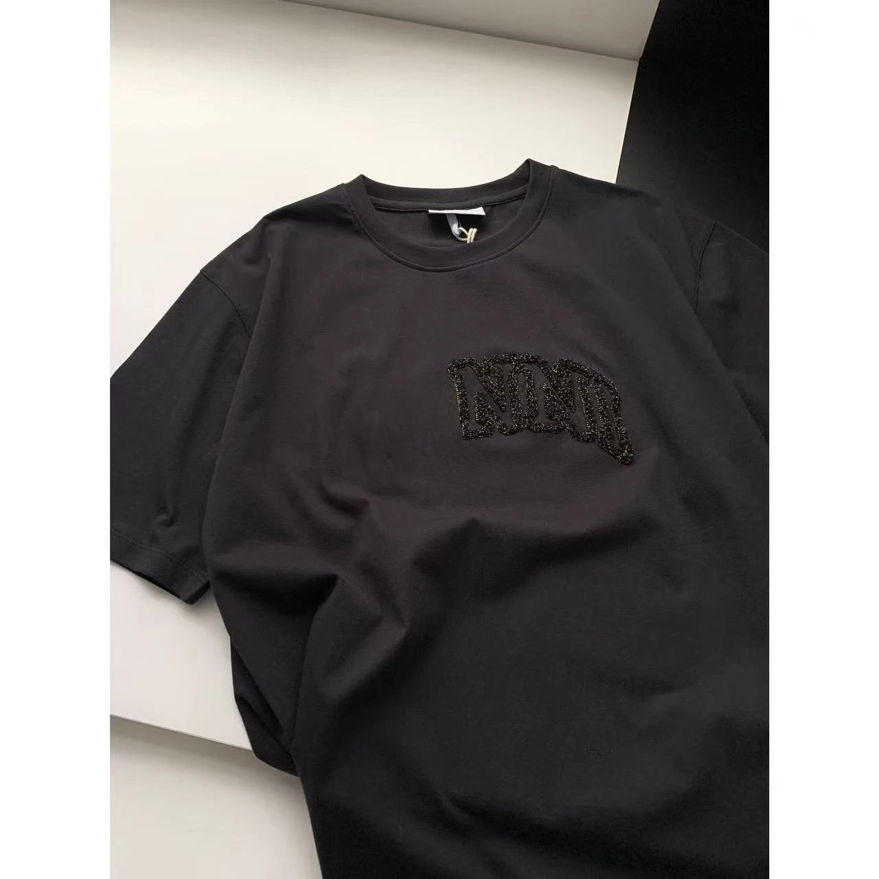 

Женская футболка KAILE с цветочной вышивкой и надписью, черная, с круглым вырезом, коротким рукавом, в скандинавском уличном стиле