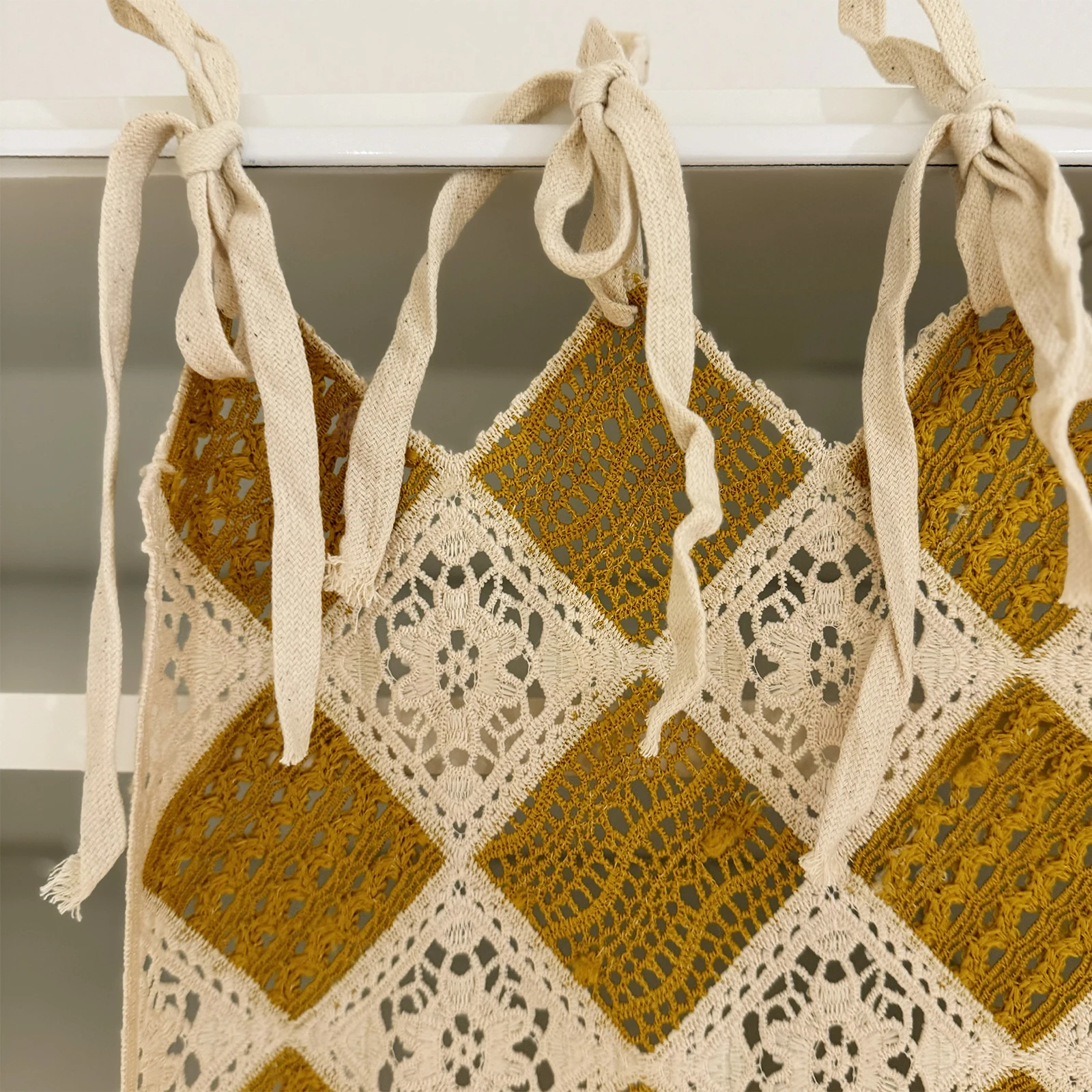 ستارة نصف باب مطرزة يدويًا باللون الأصفر الخردلي مع ربط خلفي لتغطية الخزانة