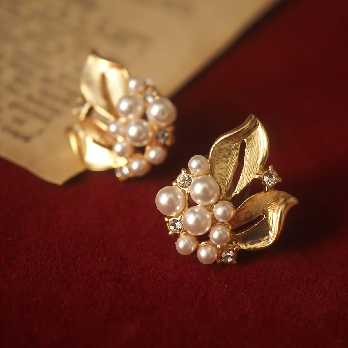 

Western French-Style Leaf Faux Pearl Studs - Vintage Retro Earrings, Nature-Inspired Jewelry