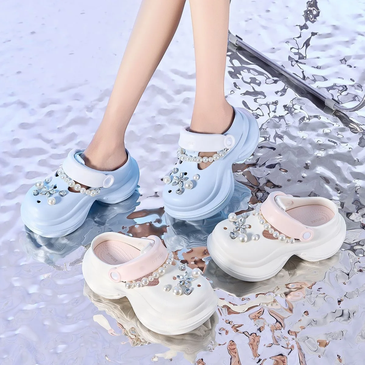 

Rhinestone pearl hole shoes women's sandals wear one-word drag beach shoes home cool slippers women's shoes bag head drag