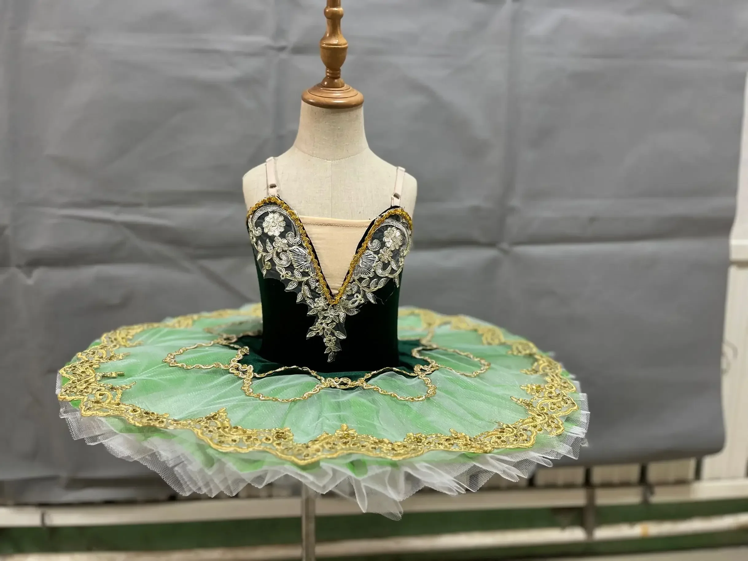 Nuovi tutù di balletto verde professionale per bambini Tutu di balletto del Lago dei cigni Costume per bambini Vestito da balletto per ragazze Abbigliamento da ballo