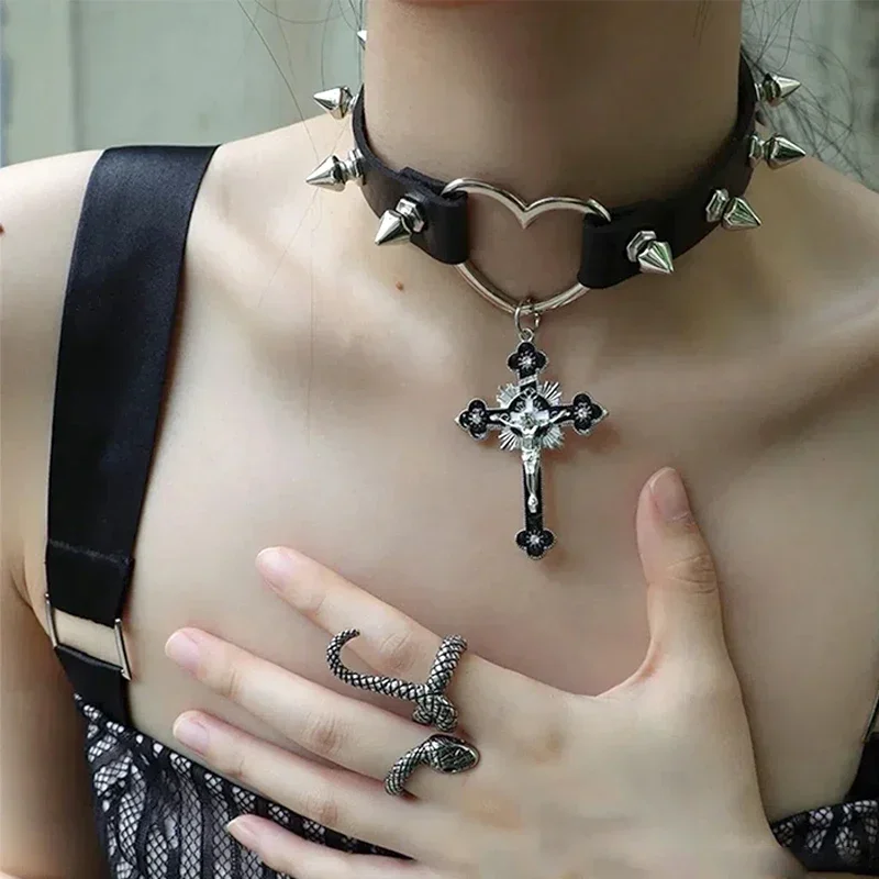 Grunge Rock Sexy Cross Necklace Studded Heart Choker Punk Aesthetic Leather Pendant Necklace Women Egirl Jewelry Goth Accessorie