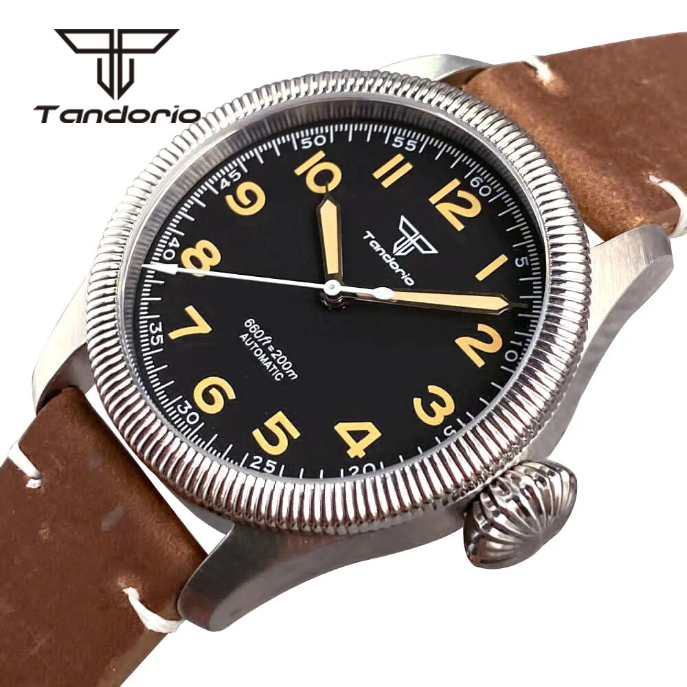 

Мужские автоматические часы Tandorio 39 мм Pilot Dive с сапфировым стеклом, рифленым безелем, большой коронкой, механизмом NH35A PT5000, светящимся циферблатом, кожаным ремешком, водонепроницаемостью 20 бар.