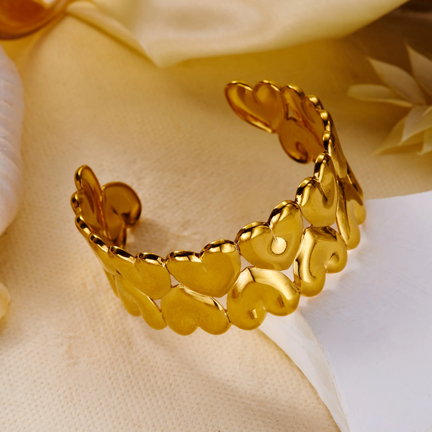 Dünner, gehämmerter, minimalistischer offener Armreif aus Edelstahl mit zarter matter Oberfläche, verstellbares Armband für Damen – Detail 12