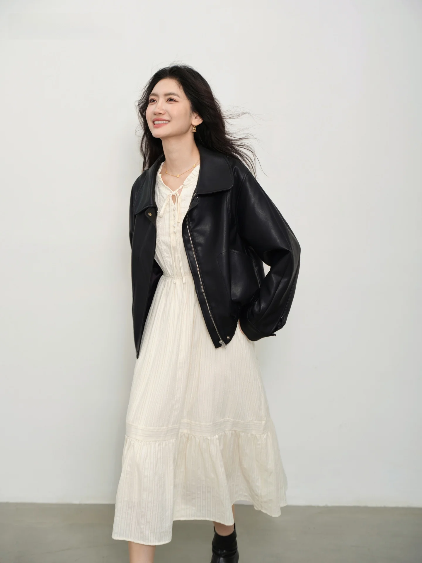 Jaqueta de Couro Preta Feminina: Nova Coleção Outono, Modelo Slim Exclusivo com Gola Alta, Estilo Motoqueira, Marca Sle, Agasalho Feminino