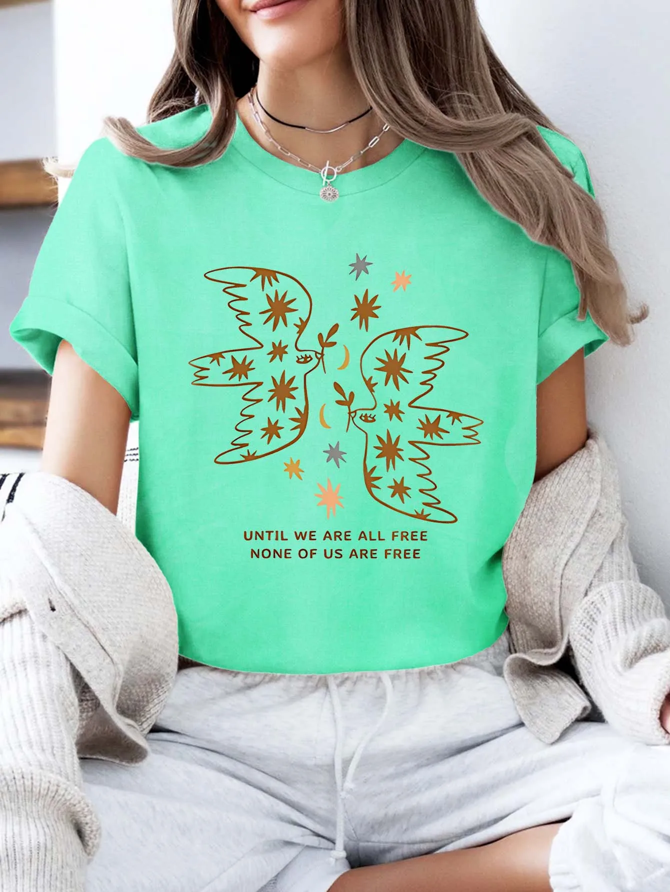 Kaus Grafis Ukuran Besar “UNTIL WE ARE ALL FREE” - Pendek Burung & Bintang Inspirasional - Lengan Pendek