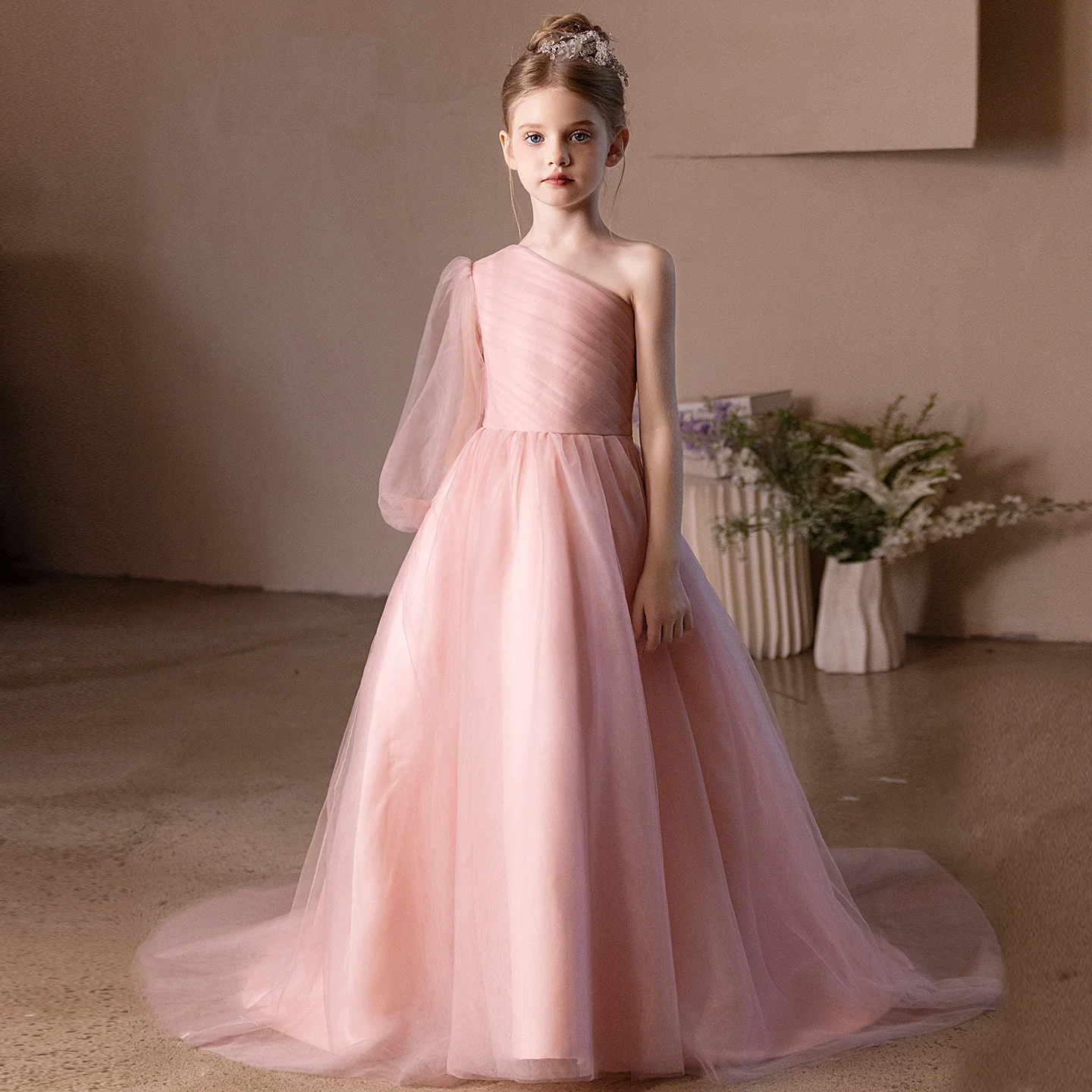 

Розовое детское платье из сетки на одно плечо. Новое летнее платье принцессы. Платье с пышными рукавами и шлейфом. Платье для свадебных показов и выступлений.