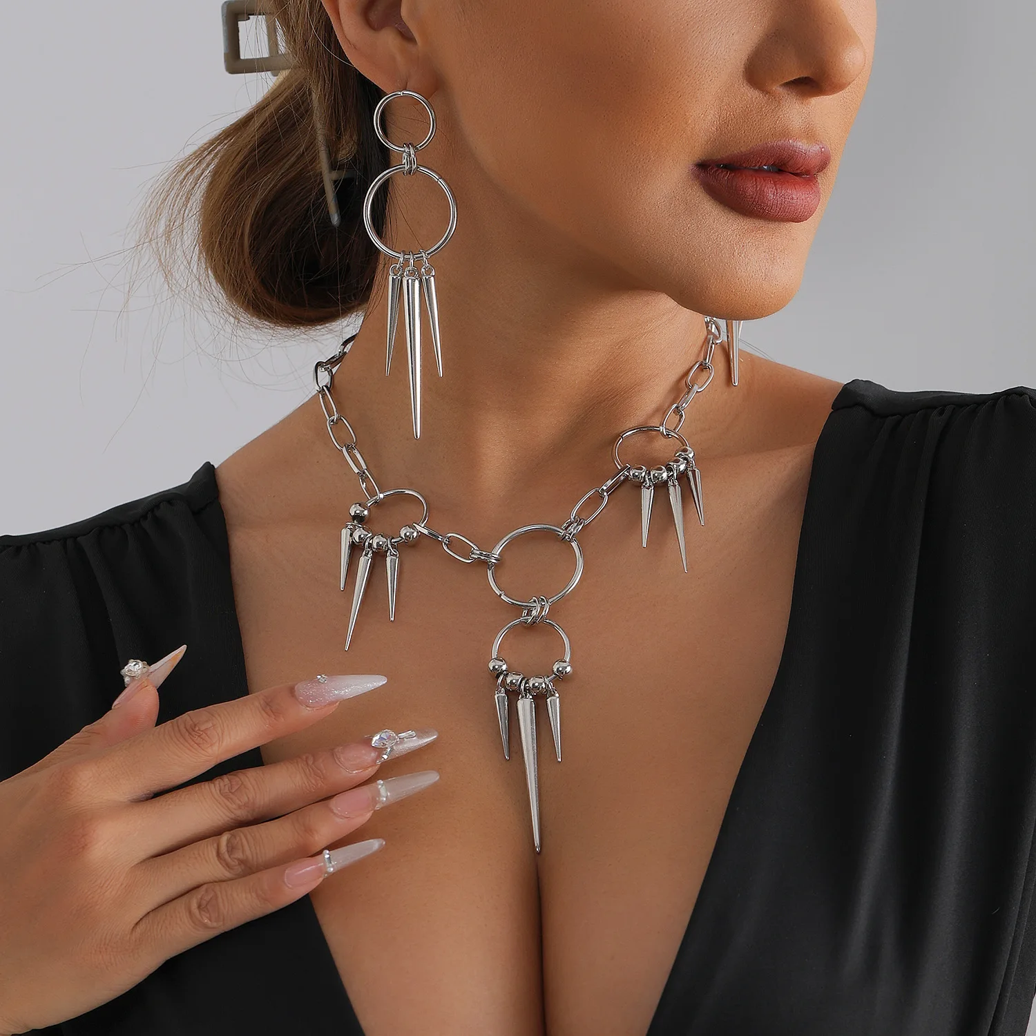 Punk style spiky necklace for women, niche design, symmetrical metal ring collarbone chain