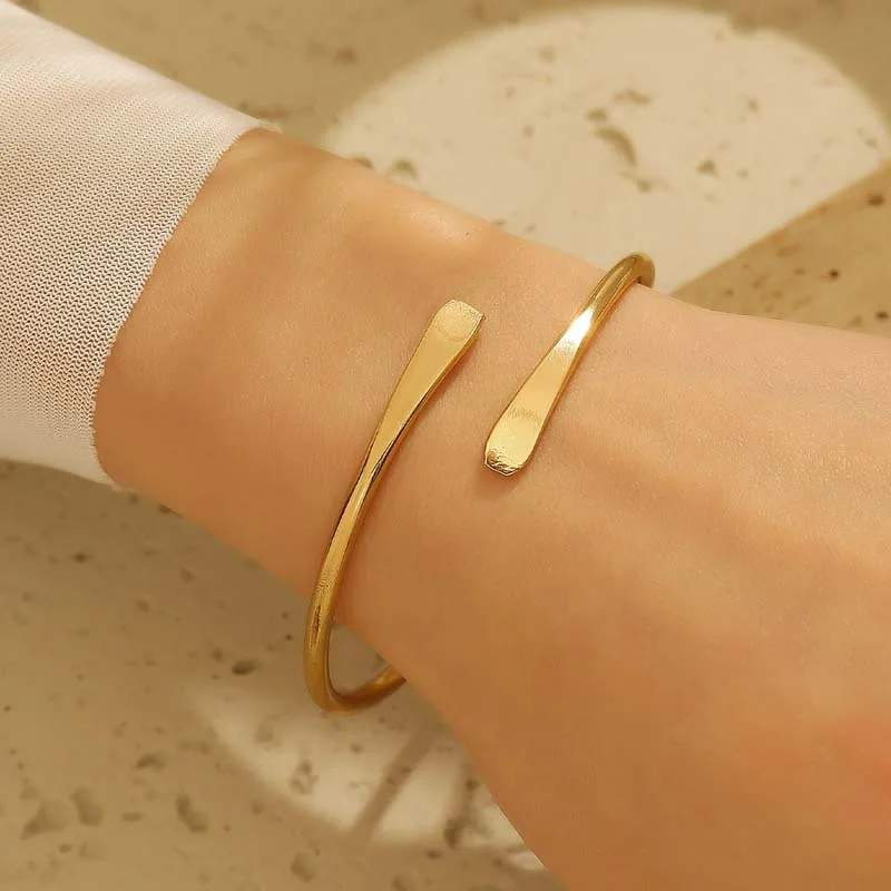 Brazaletes abiertos geométricos de Metal a la moda para mujeres y hombres, pulsera ajustable lisa de Color dorado Simple, joyería de fiesta, regalo para parejas