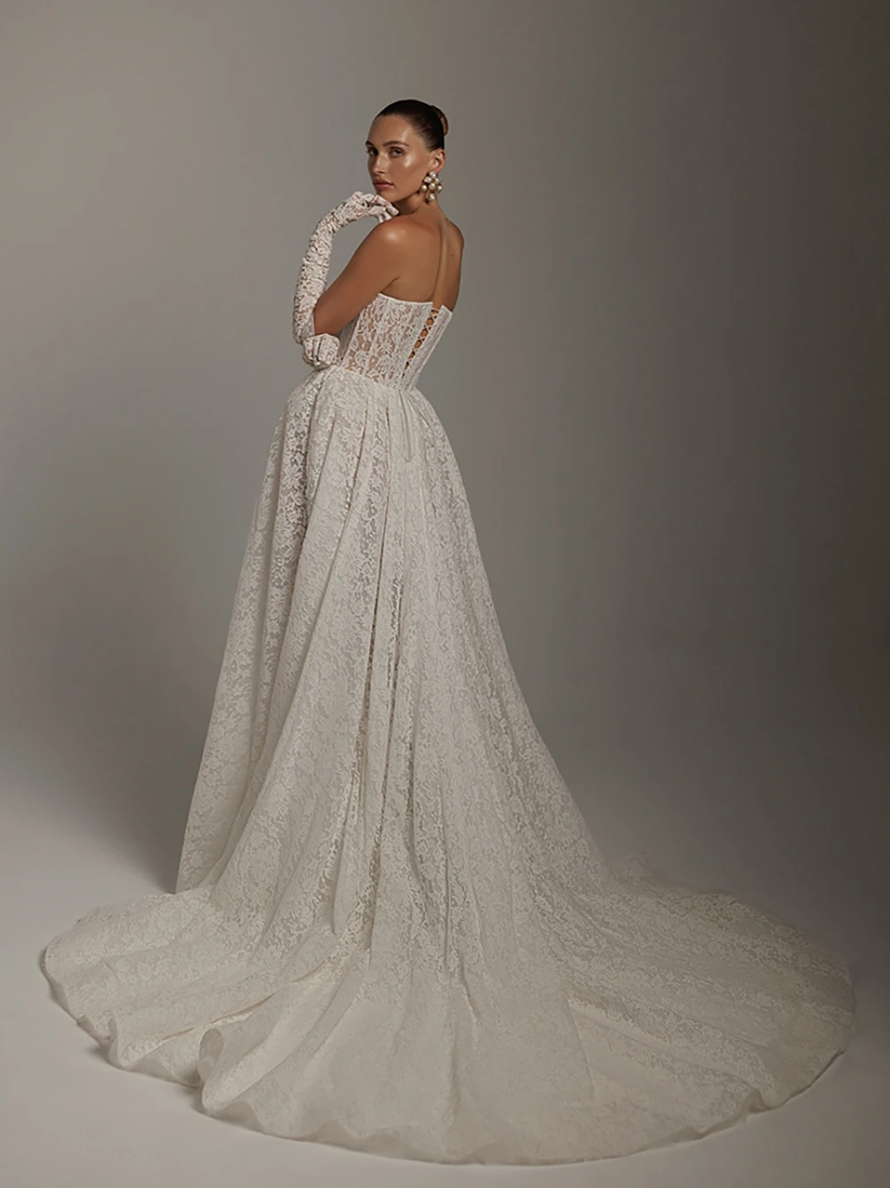 Znakomita suknia ślubna z pełnej koronki, seksowny dekolt w serek, wysokie rozcięcie, szyta na miarę suknia ślubna, elegancka romantyczna suknia balowa, długi tren, strój dla panny młodej.