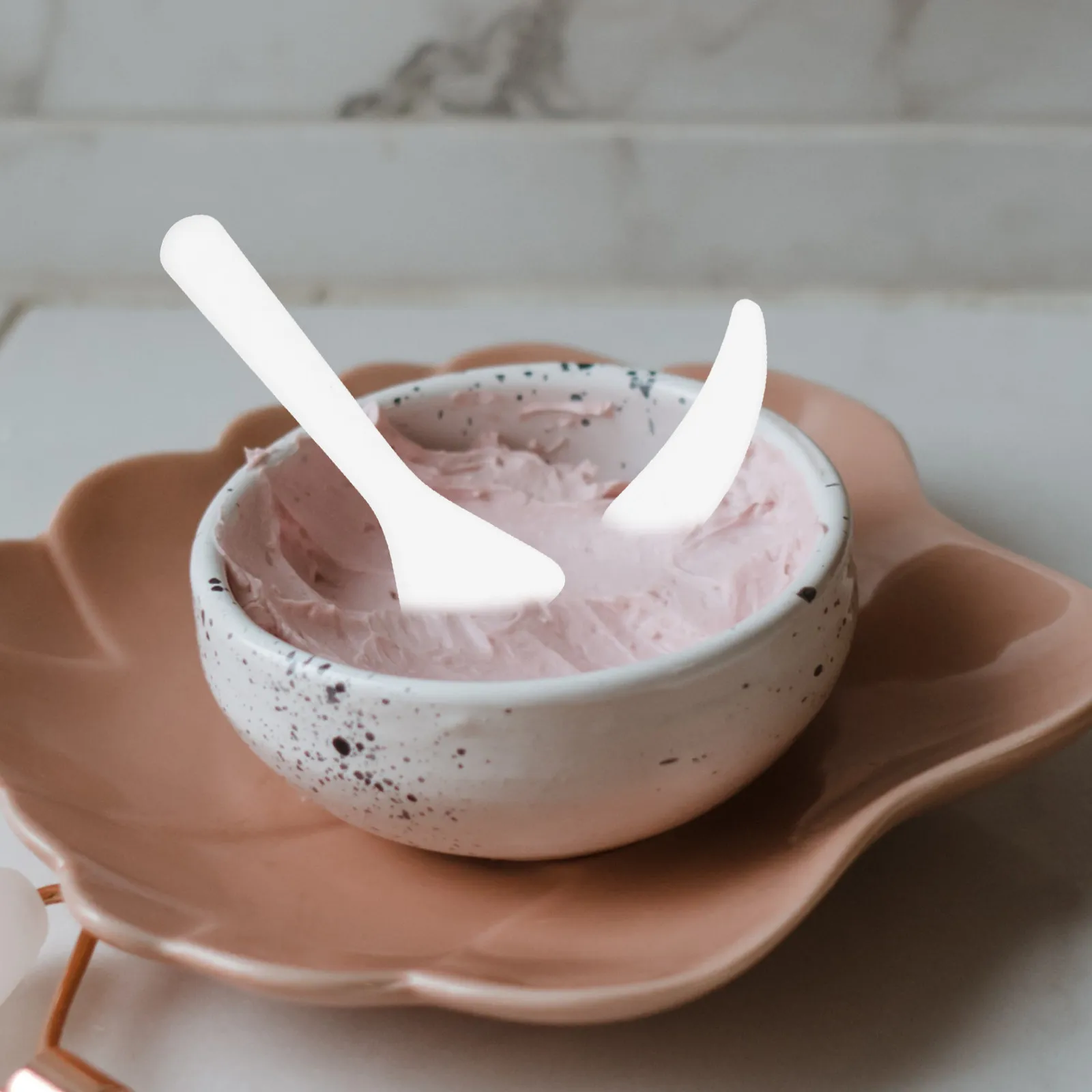 

100 шт. белых гладких пластиковых ложек для смешивания кремов, нанесения масок и сывороток, не вызывающие раздражения, для ухода за кожей