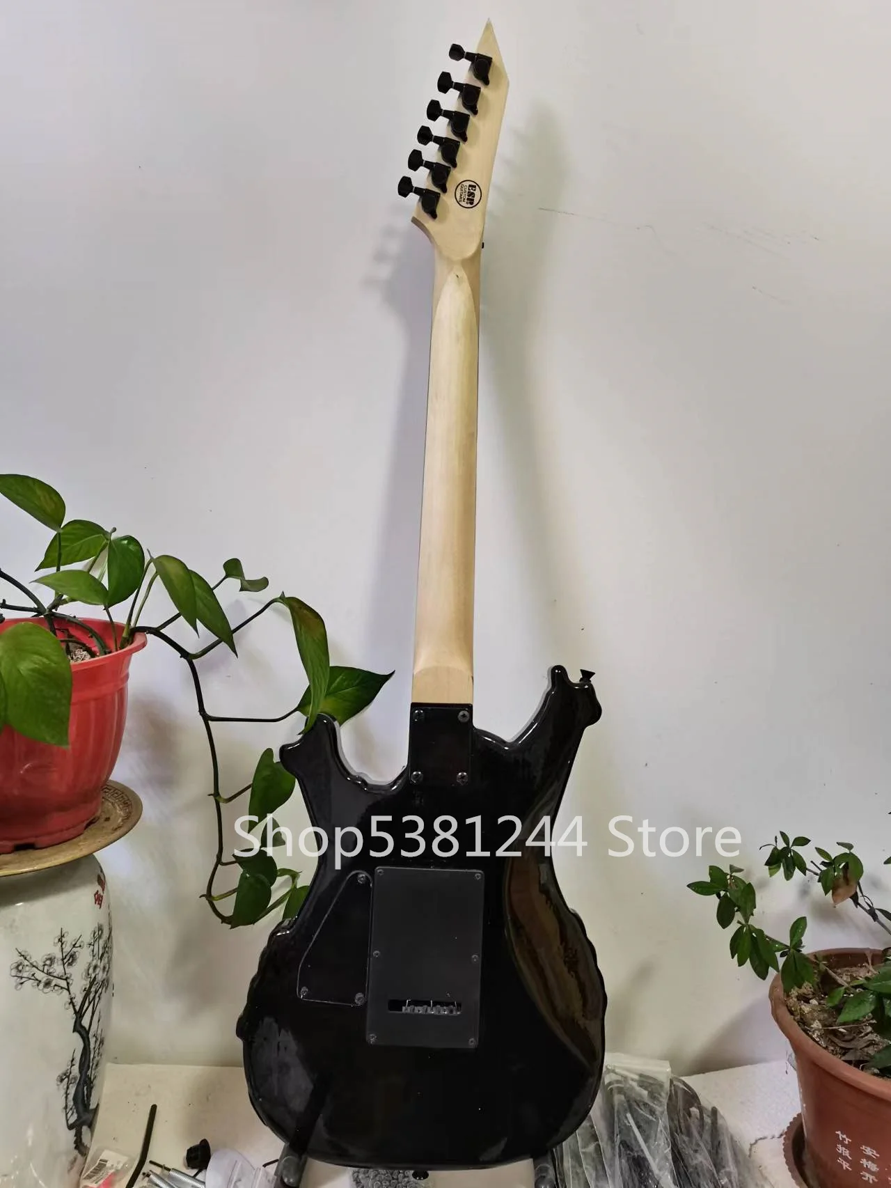 Free transportation, 6-string carved skull flame electric guitar, rosewood fingerboard, black accessories, vibrato system