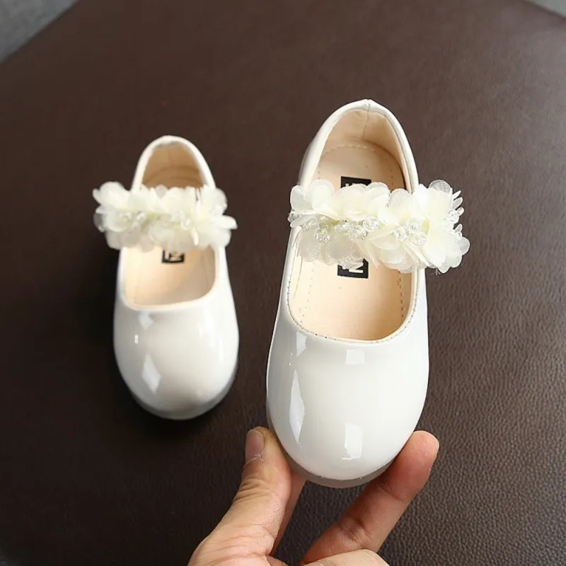 Scarpe piatte da bambina in pelle Scarpe da ginnastica casual antiscivolo con fiori alla moda Scarpe da passeggio in PU con suola morbida per