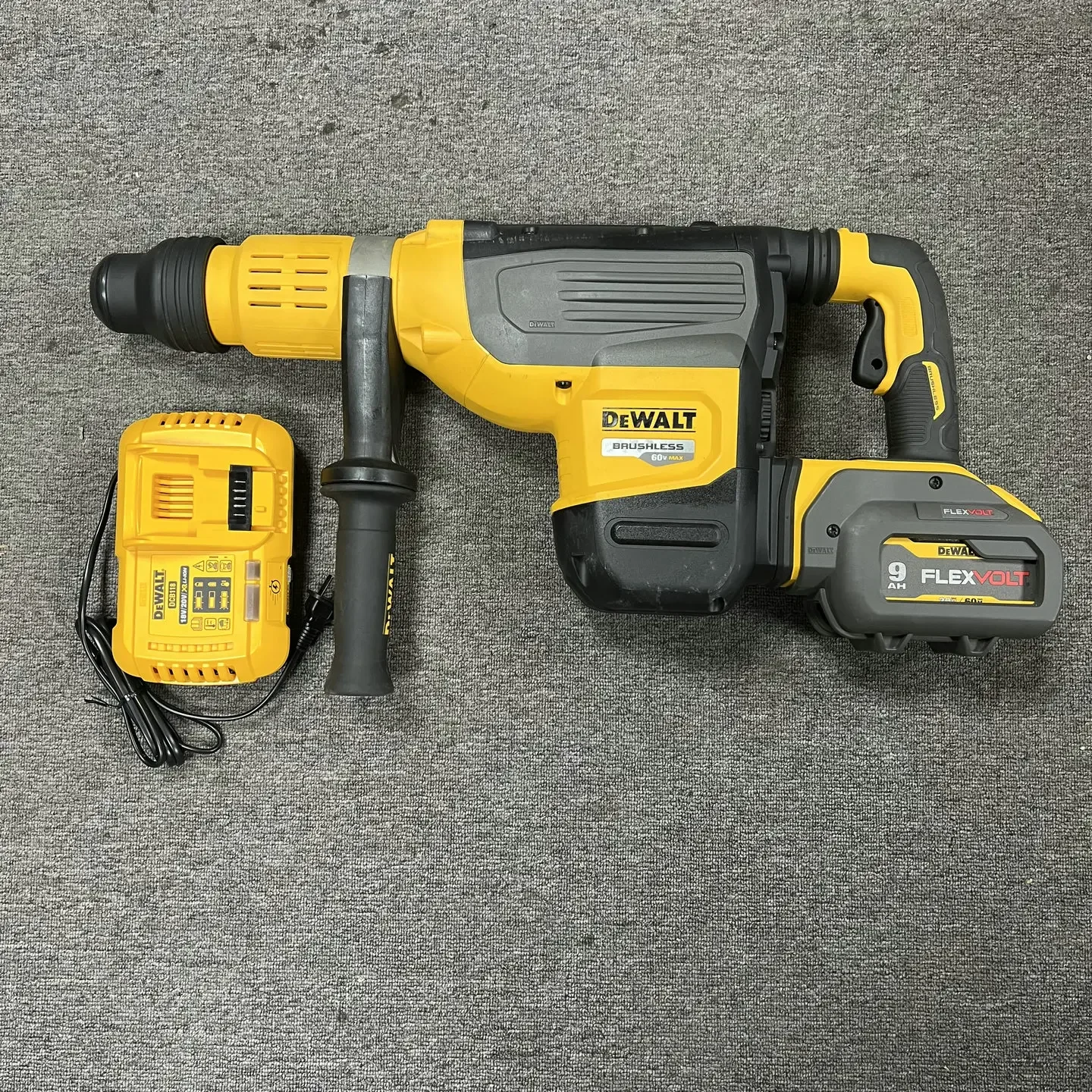 

DeWalt DCH733X1 FLEXVOLT 60V MAX 1-7/8 SDS MAX Rotary Hammer Set 9.0AH Minor scratches DCH733-DCB609-DCB118