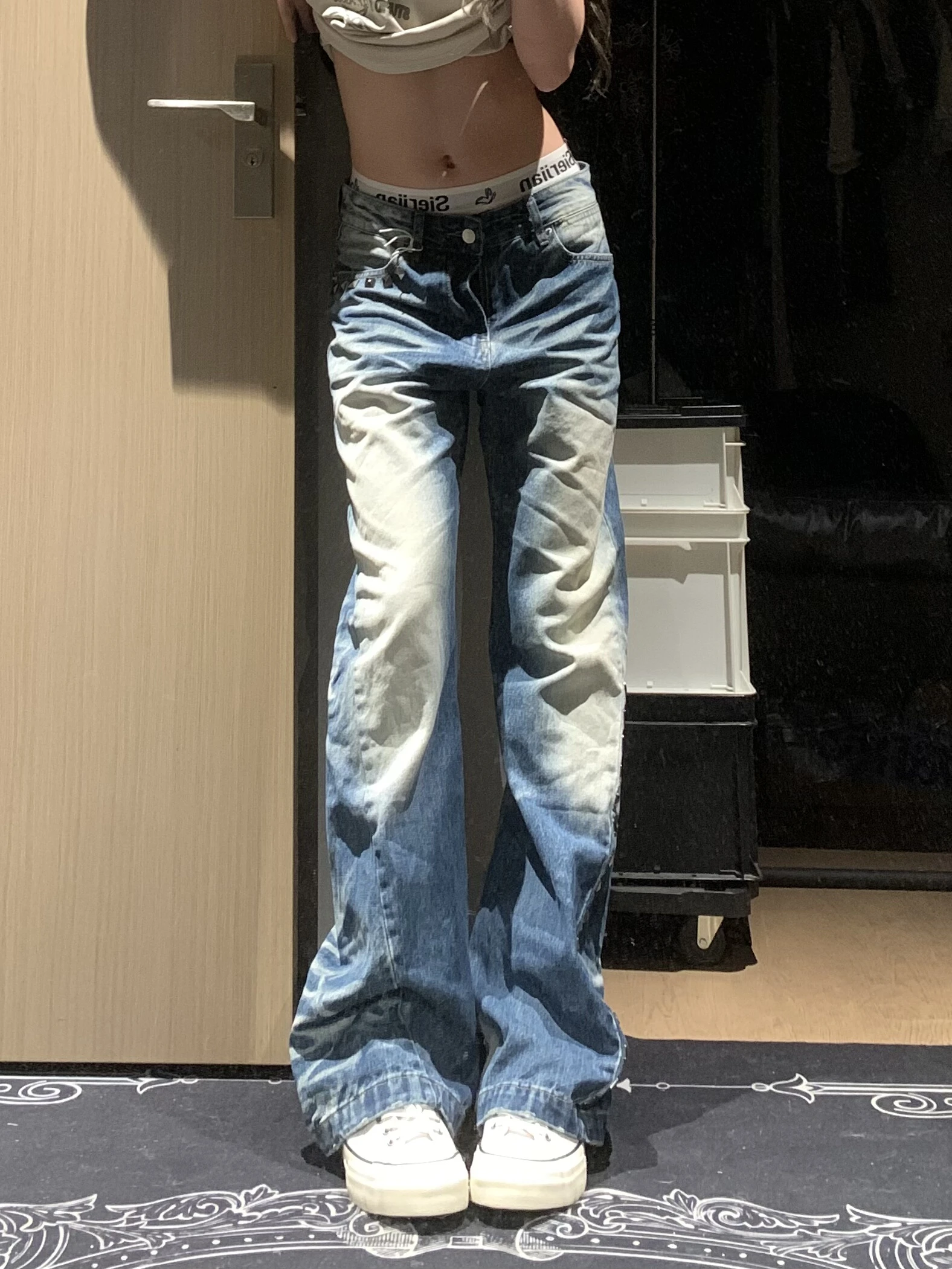 Calça Jeans Unissex Leve Casual de Perna Reta com Rebites e Efeito Lavado Estilo Americano para Homens e Mulheres