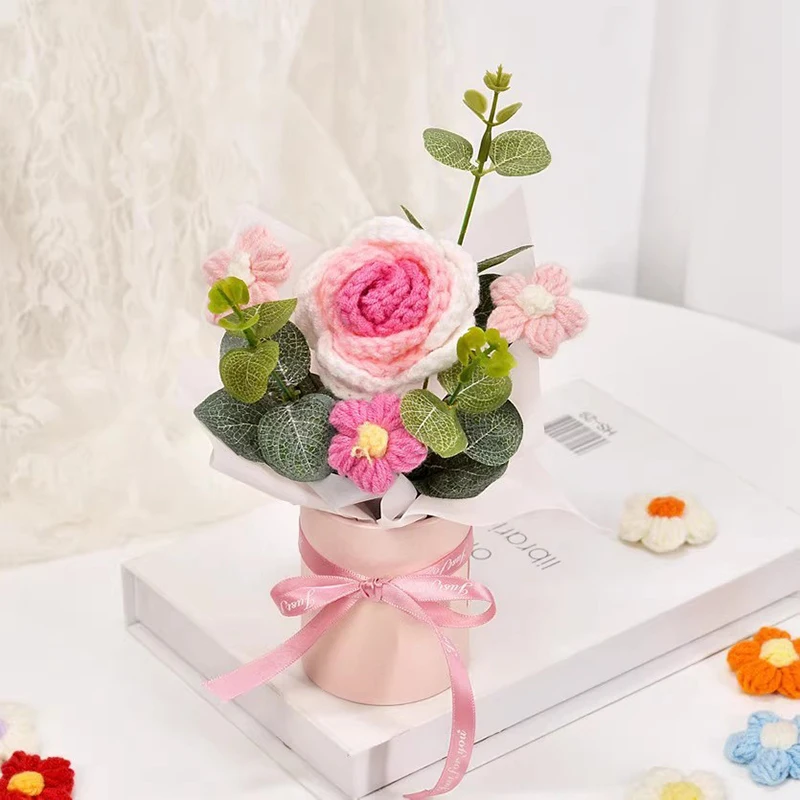 Gestrickter Blumenstrauß Gehäkelte Rosenblumen in einem Eimer Weihnachts- und Lehrertagsgeschenk Künstliche Blumen Gehäkelter Strauß – Detail 5