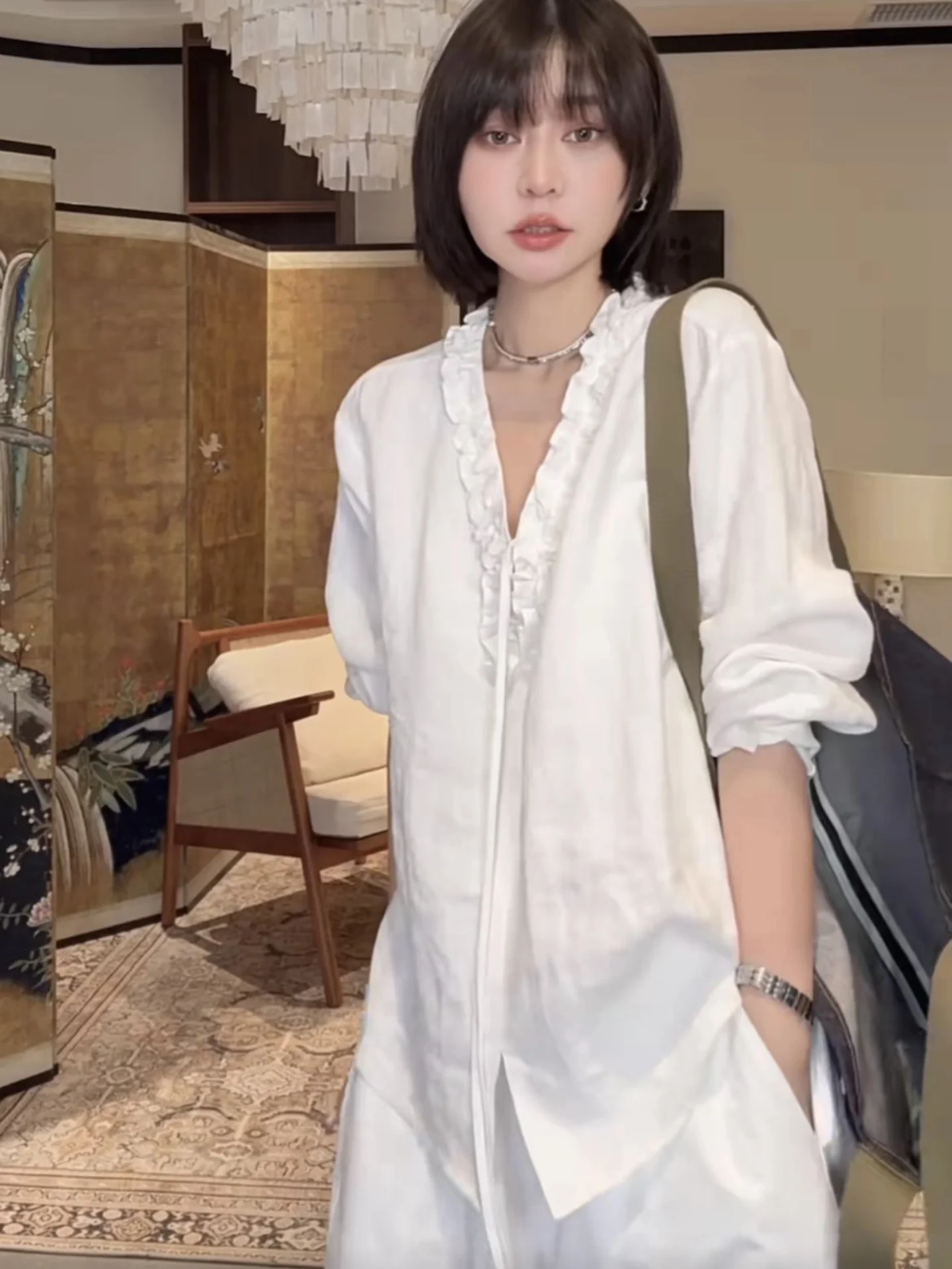 

Elegant Lace White Shirt Women's plus Size Long Sleeve Slimming Concealing Spring 2026 French Style Loose Fit V-Neck Top