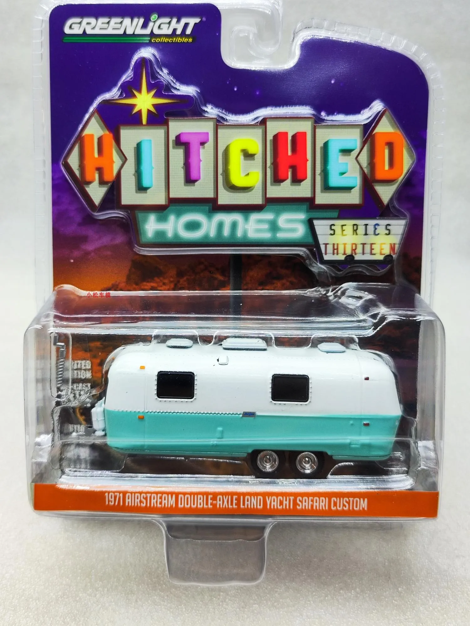 

1: 64 1971 Airflow Dual Axis Land Yacht RV - Customized White and Popwood Alloy car model collection gift ornaments