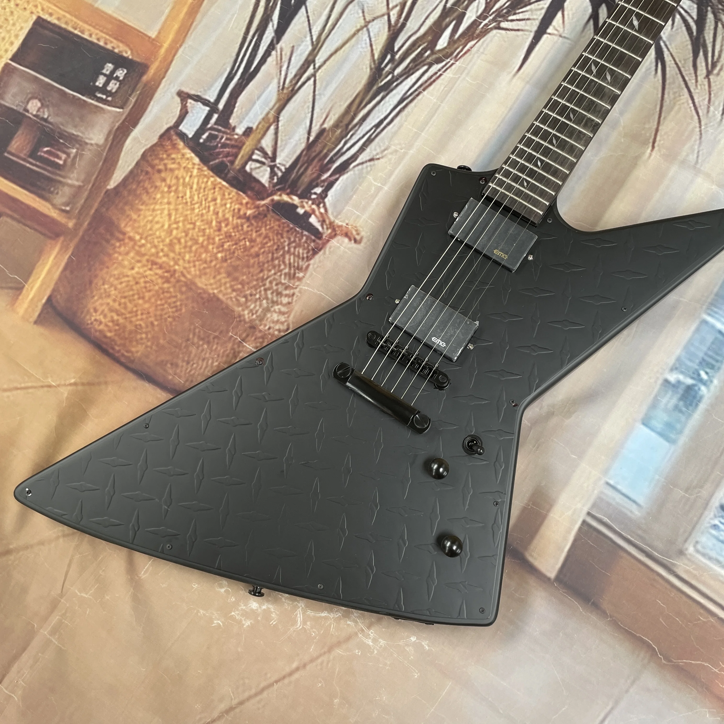 

Black diamond pattern electric guitar, double pickups,fixed bridge,low string action guitars,beginner to advanced rock guitarra