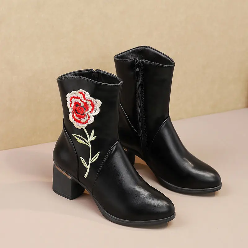 Obuwie Buty ze szpiczastym noskiem dla kobiet Czarne buty damskie do połowy łydki na średnim obcasie Wygodne i eleganckie Wiosna 2024 Szyk