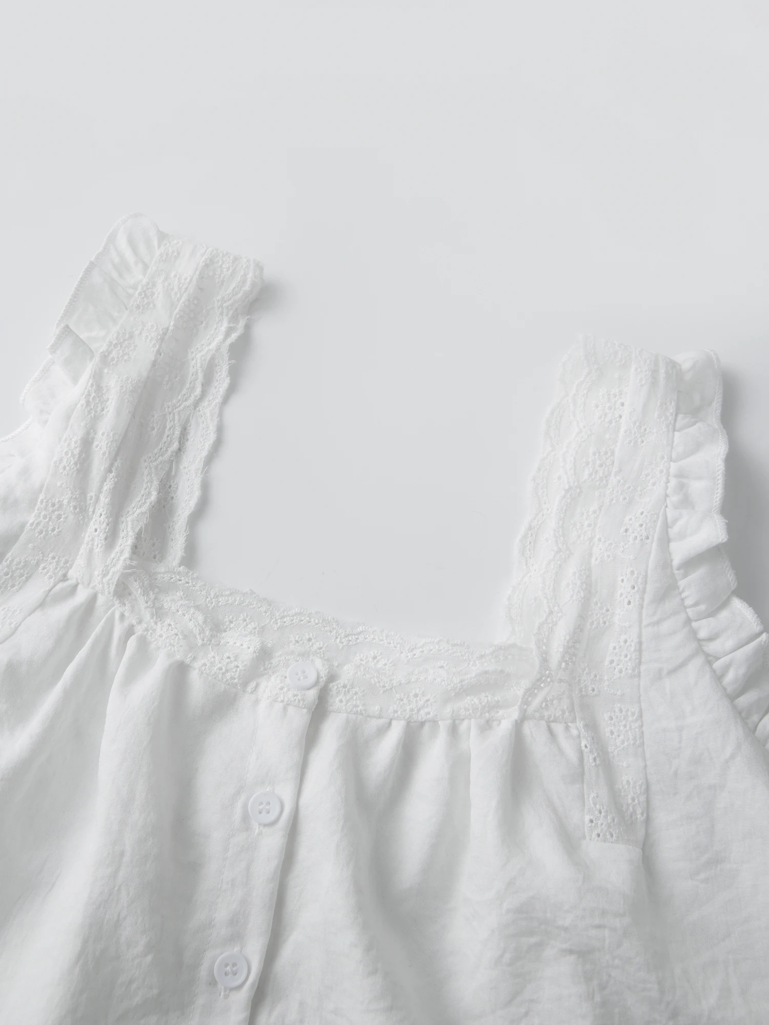 Top a canotta da donna con bordi in pizzo Camicetta elegante senza maniche in tinta unita con dettaglio bottoni e orlo fluido per la moda estiva