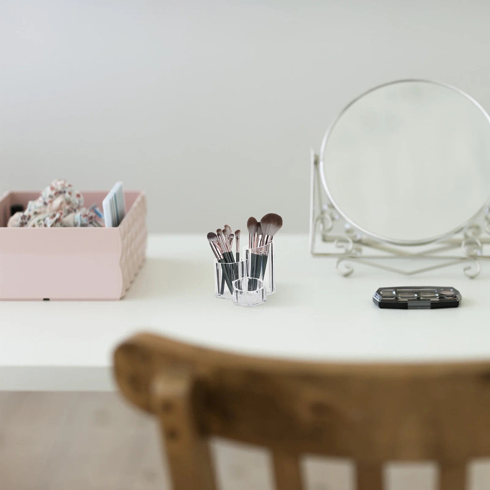 뚜껑이 있는 아크릴 메이크업 브러쉬 홀더, 브러쉬, 아이라이너, 연필 등을 정리하고 책상 위에 전시할 수 있는 대용량 수납함
