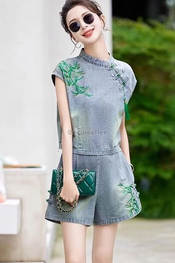 

Лето 2025 года, новый джинсовый комплект в китайском стиле, женский новый Cheongsam с вышивкой в стиле ретро, топ на пуговицах, шорты, модный комплект из двух предметов, костюм Тан
