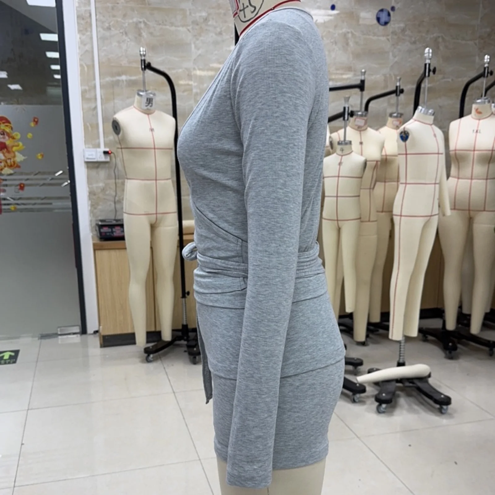 طقم شورت نسائي للتمرين بقصة ضيقة بلون سادة وأكمام طويلة ملفوفة وسروال قصير مكون من قطعتين ملابس رياضية صيفية قابلة للتنفس #2