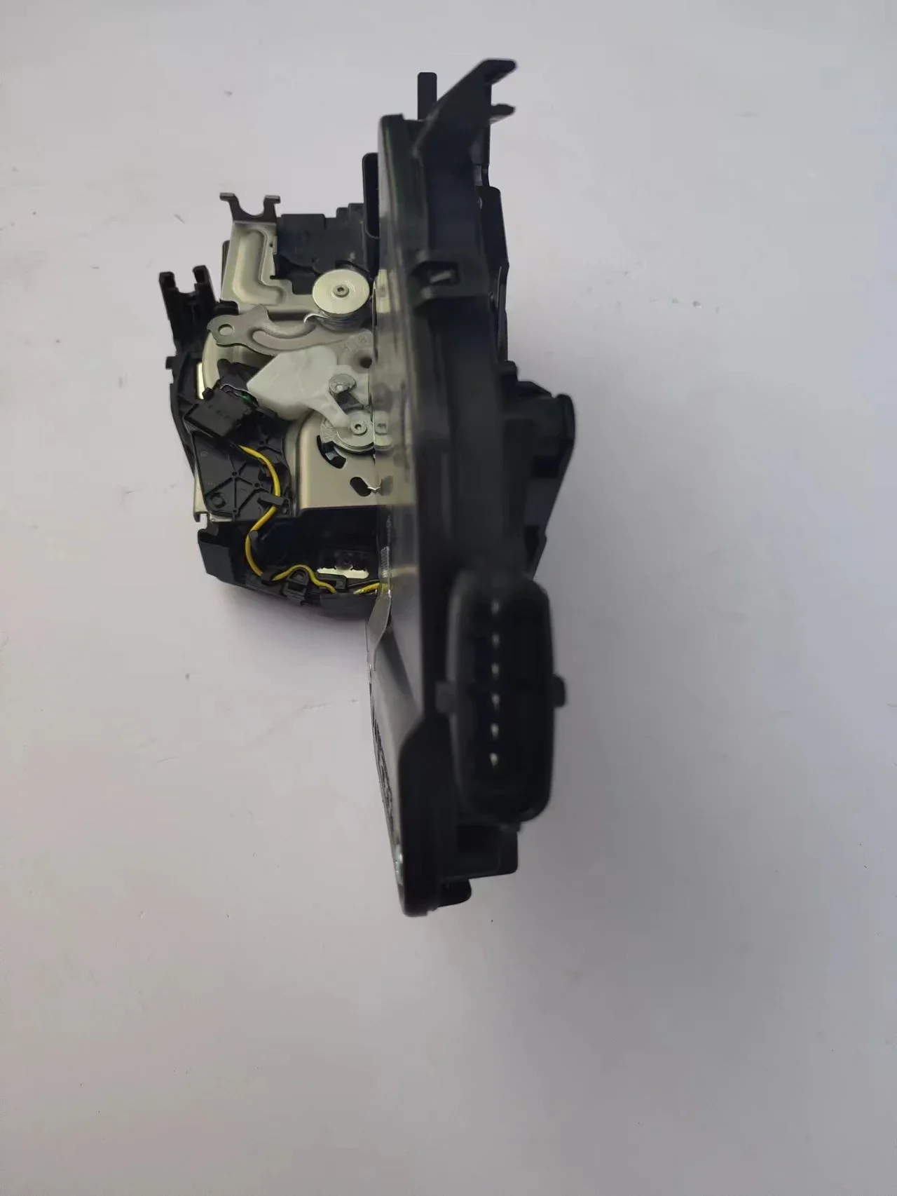 LR078728 LR078705 LR078748 LR078742 LR078743 C2D49437 LR063608 LR053694 LR064803Front door lock locomotive door lock machine