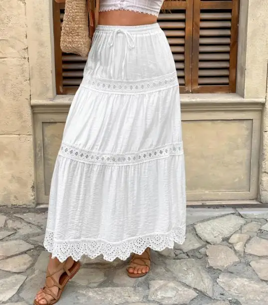 กระโปรงผู้หญิงกระชับสัดส่วนพร้อมเชือกผูกสีทึบและดีไซน์เอวสูงที่สดใส หวาน และสง่างาม เหมาะสำหรับวันหยุดพักผ่อนที่ชายหาด