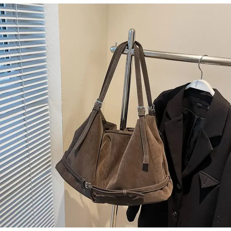 CEEKAY Damen Hobo-Tasche, dunkelbraun, Wildleder-Textur, große Schulterhandtasche, seitliches Schnallendetail, Reißverschluss, für den täglichen Pendelverkehr, lässig – Detail 27