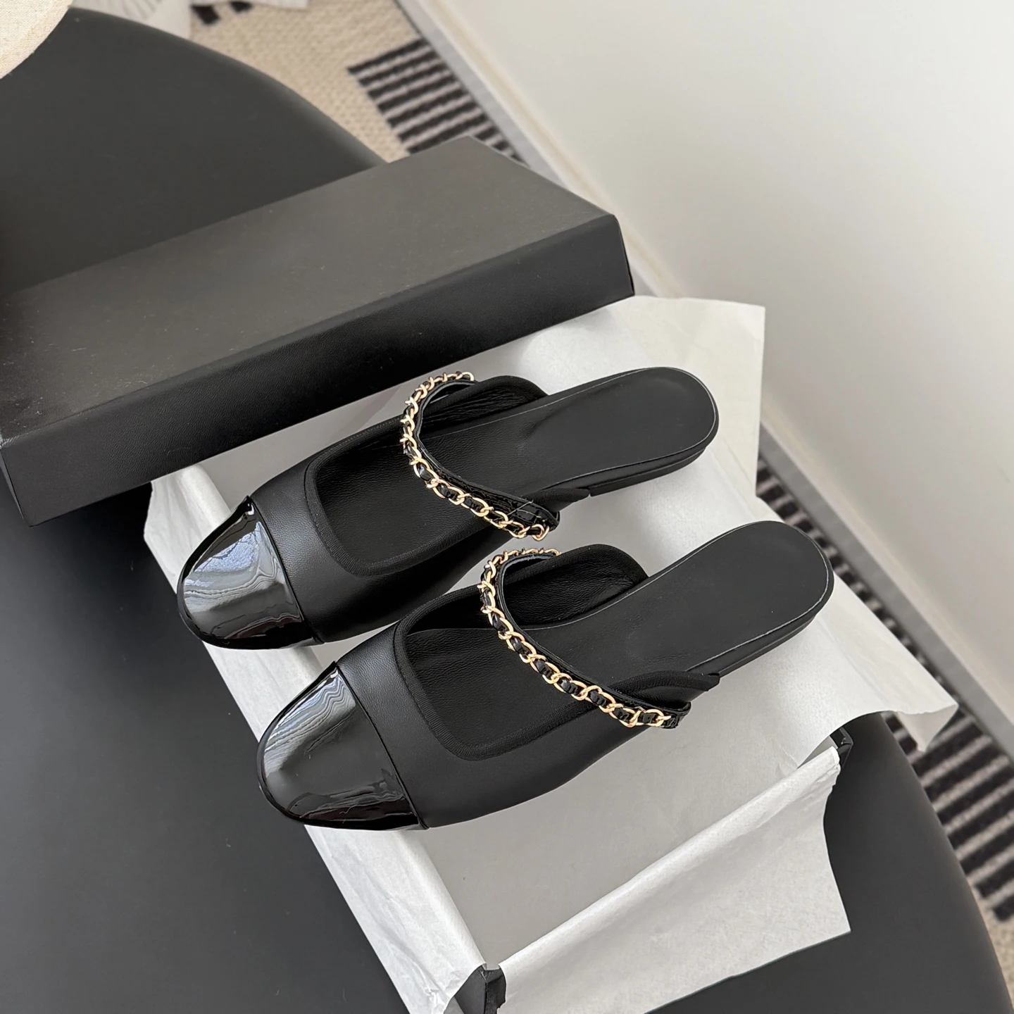 

Горячая распродажа: Женские мюли в нежном стиле, с цветовыми блоками, круглым носком, металлической цепочкой, тапочки-мэри-джейн без задника, роскошный дизайн