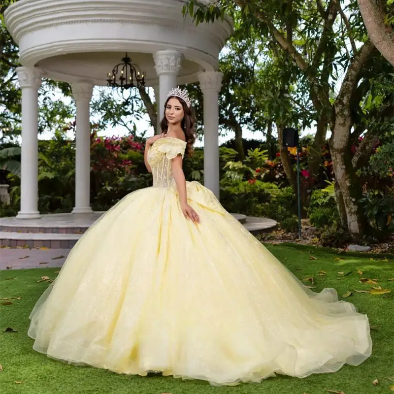 

Customized Light Yellow Romantic Appliques Ball Gowns Quinceanera Dresses for Girls Off the Shoulder Bow Vestidos De Quinceanera