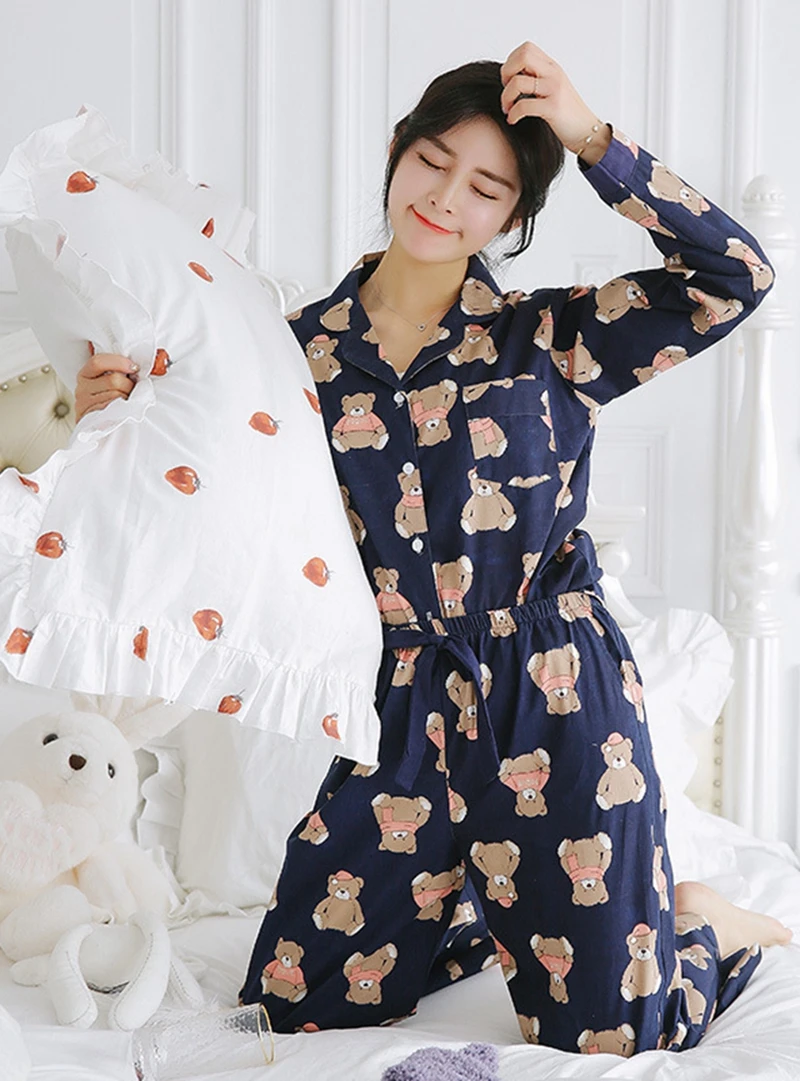 

Атласный пижамный комплект с милым медвежонком для женщин, кардиган и брюки с длинными рукавами и лацканами на груди, гладкая на ощупь, уютная ночная рубашка, пижамы